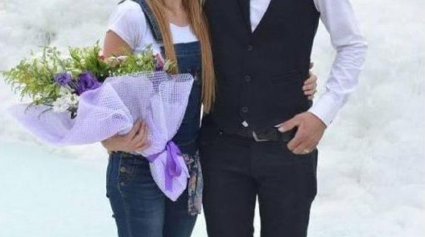 Okul Kapısında S&uuml;rpriz Evlenme Teklifi