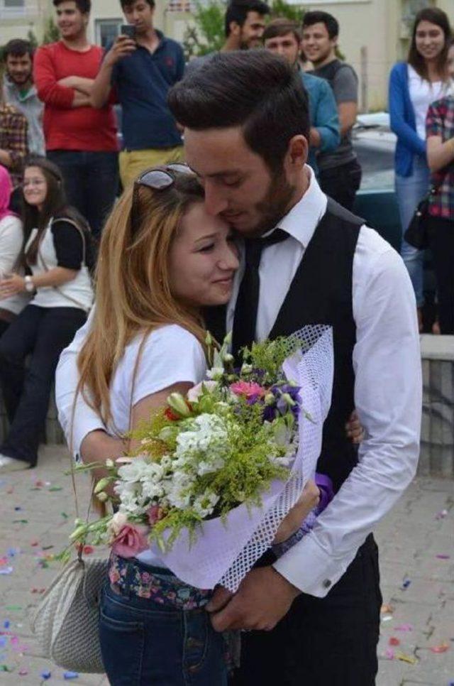 Okul Kapısında S&uuml;rpriz Evlenme Teklifi 1