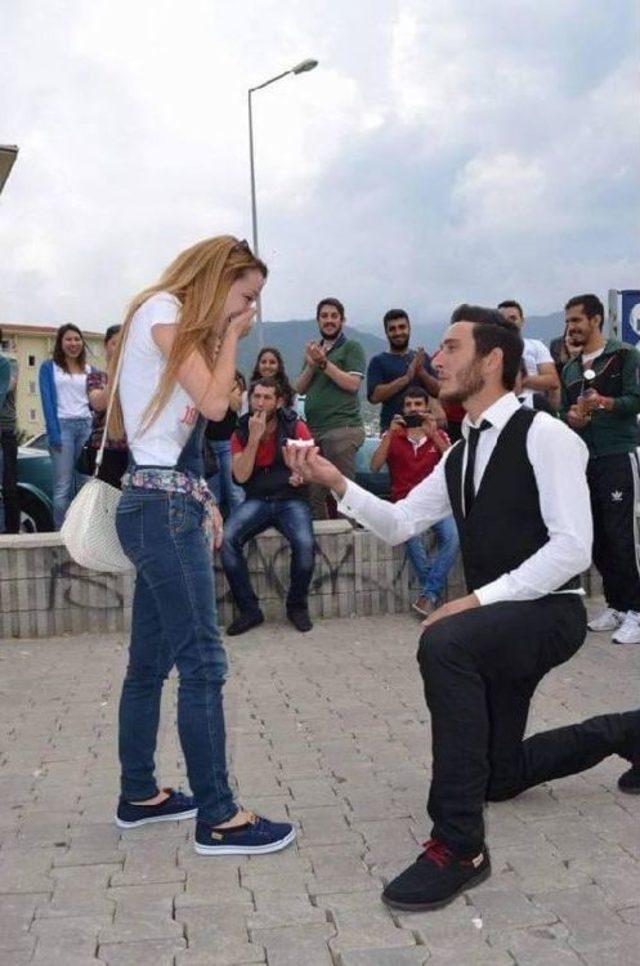 Okul Kapısında S&uuml;rpriz Evlenme Teklifi 2