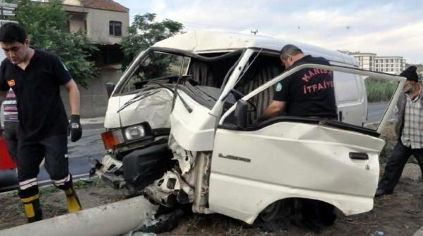 Aydınlatma Direğine &Ccedil;arpan Minib&uuml;s&uuml;n S&uuml;r&uuml;c&uuml;s&uuml; Yaralandı