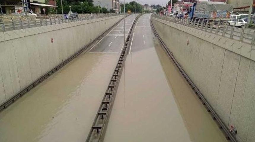 Sağanak Yağmurda Alt Ge&ccedil;it Suyla Doldu, Karayolunda Ulaşım Durdu