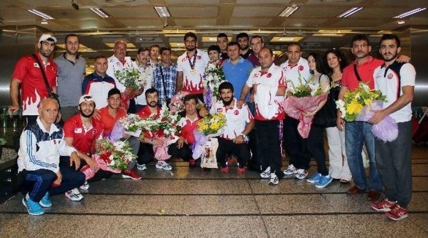 Güreş Milli Takımı Yurda Döndü