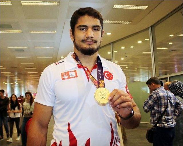 Güreş Milli Takımı Yurda Döndü 1