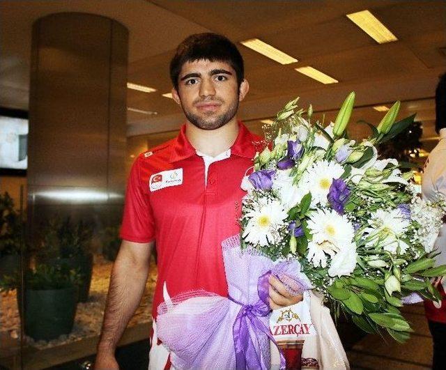 Güreş Milli Takımı Yurda Döndü 2