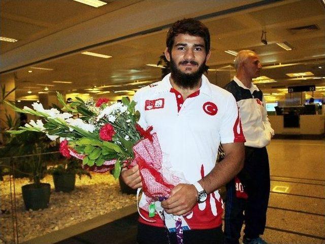 Güreş Milli Takımı Yurda Döndü 3