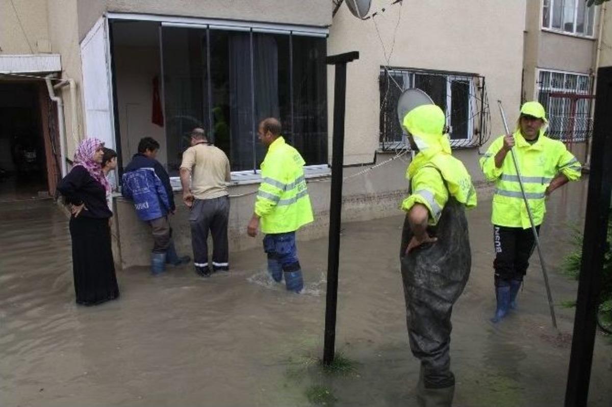 İneg&ouml;l&rsquo;de R&ouml;garlar Tıkandı, Evleri Su Bastı