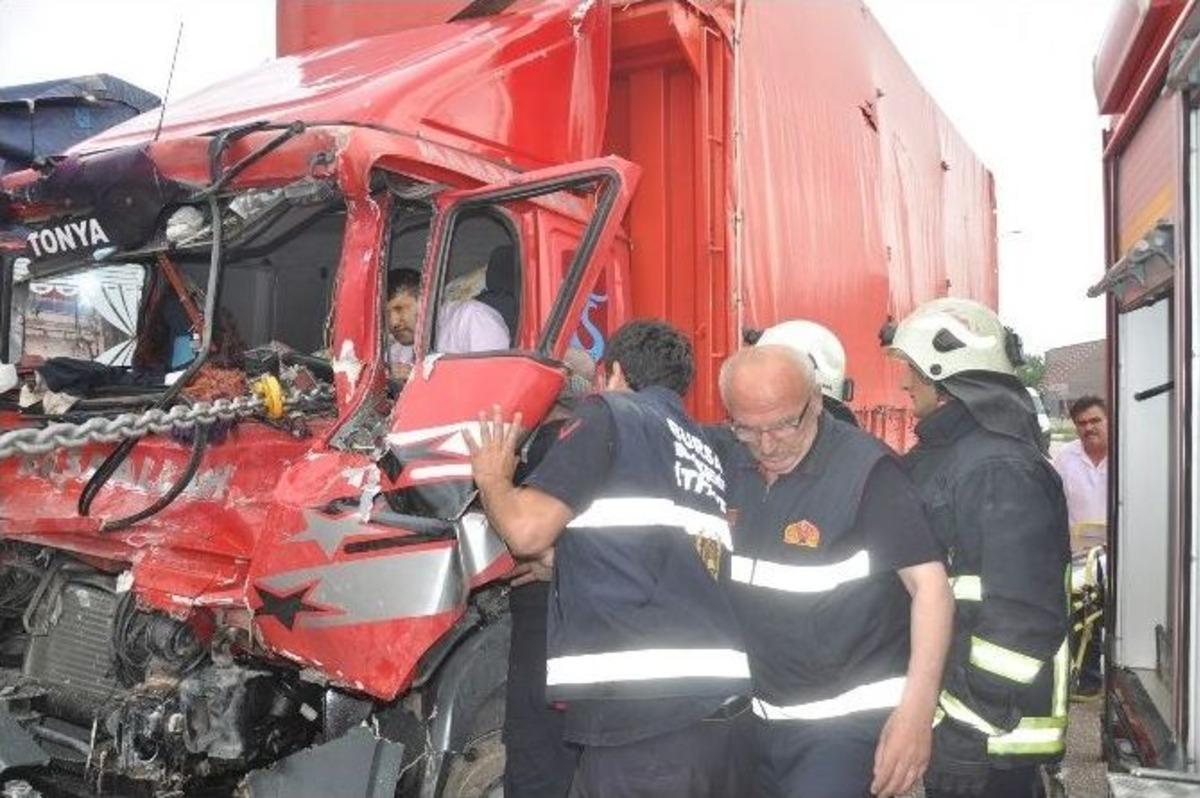 Kabinde Sıkışan S&uuml;r&uuml;c&uuml;ye Nefes Kesen Kurtarma Operasyonu