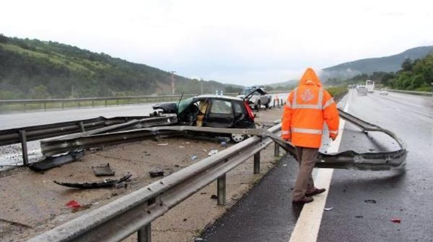 Su Birikintisine Giren Otomobil Kontrolden &Ccedil;ıktı: 1 Yaralı