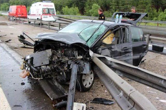 Su Birikintisine Giren Otomobil Kontrolden Çıktı: 1 Yaralı 1