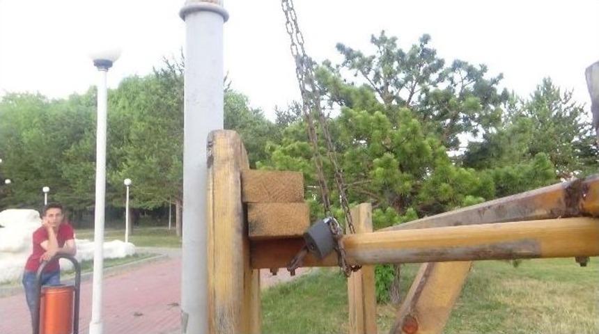 (&ouml;zel Haber) Oturma Bankını Direğe Kilitlediler