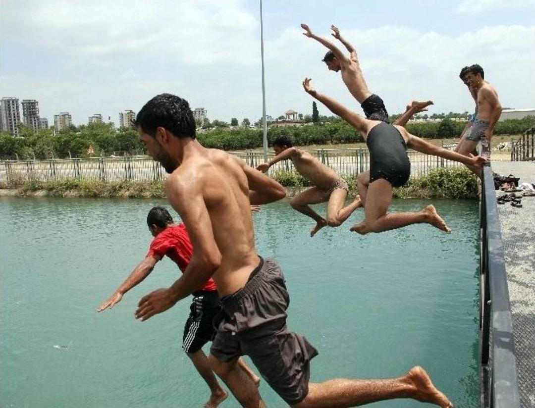 Sulama Kanalında Y&uuml;zenlere Helikopterli &Ouml;nlem