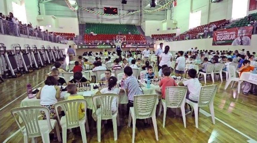 380 &Ccedil;ocuk Satran&ccedil; Turnuvasında Ter D&ouml;kt&uuml;