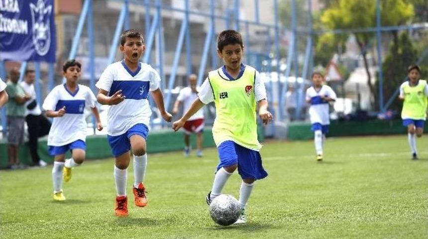 Kramponlar K&uuml;&ccedil;&uuml;k M&uuml;cadele B&uuml;y&uuml;k