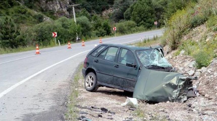 Kamyon Ile Otomobil &Ccedil;arpıştı: 1 &Ouml;l&uuml;, 2 Yaralı