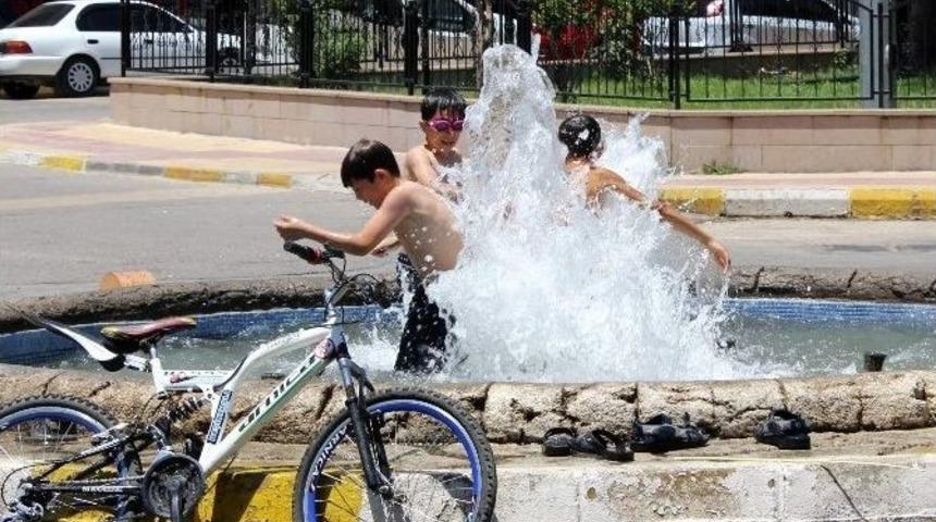 &Ccedil;ocuklar Serinlemek İ&ccedil;in S&uuml;s Havuzlarını Se&ccedil;ti
