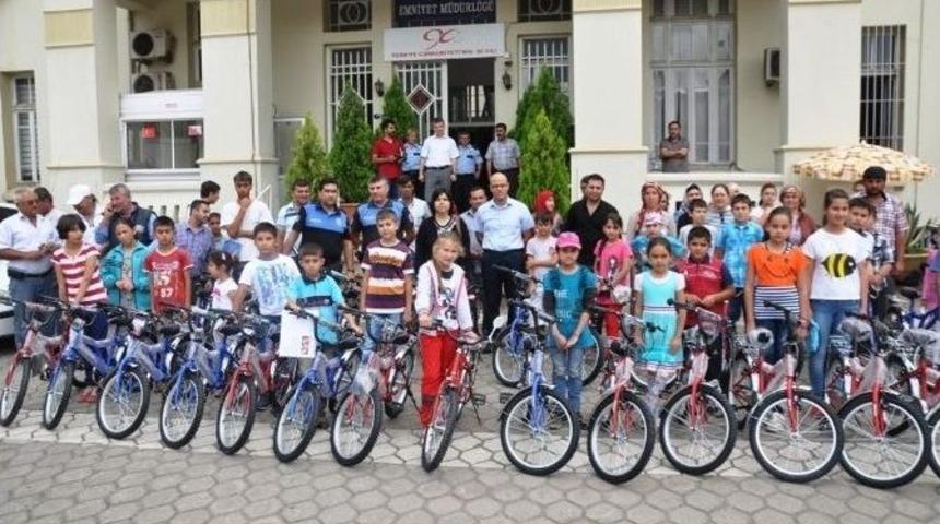 &Ouml;demiş Emniyetinden Başarılı &Ouml;ğrencilere Bisiklet