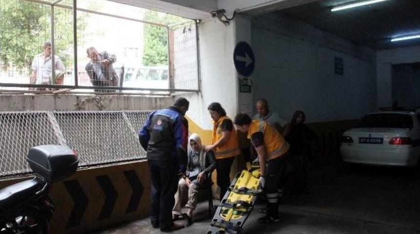 Motosiklet İle Otomobil Otoparkta &Ccedil;arpıştı: 1 Yaralı