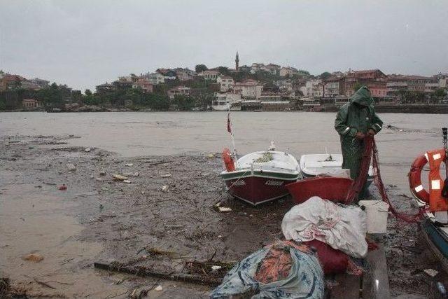 Etkili Olan Yağmur Küçük Liman Sahilini Çöple Doldurdu