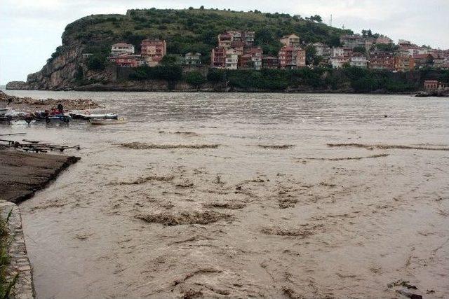 Etkili Olan Yağmur Küçük Liman Sahilini Çöple Doldurdu