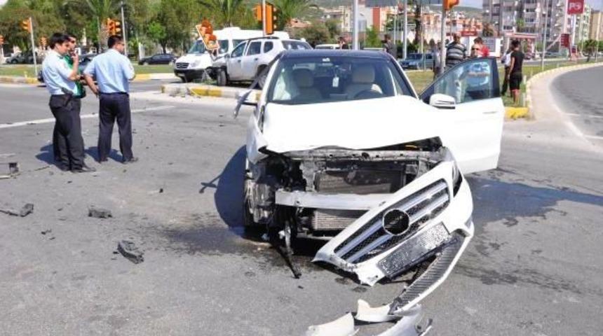 İki Otomobil Kavşakta &Ccedil;arpıştı: 1 Yaralı