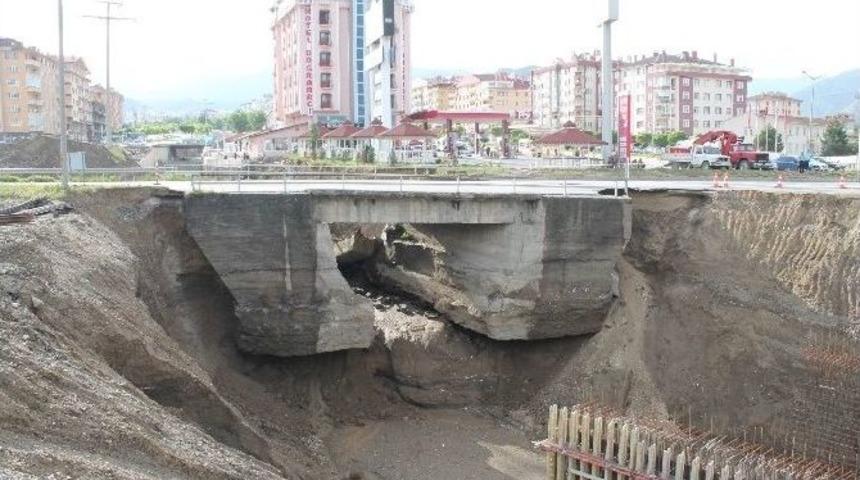 Tosya&rsquo;da Yağıştan Etkilenen K&ouml;pr&uuml;de &Ccedil;&ouml;kme Tehlikesi