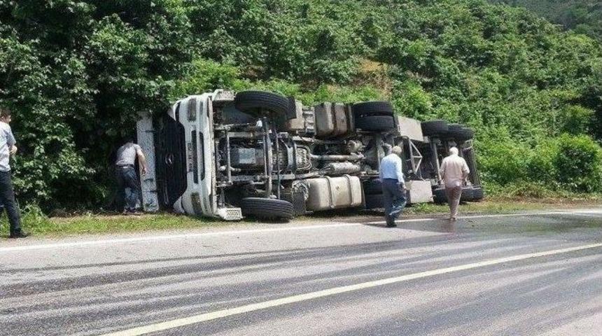 Tır, Virajı Alamayarak Yan Yattı: 1 Yaralı