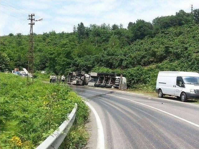 Tır, Virajı Alamayarak Yan Yattı: 1 Yaralı