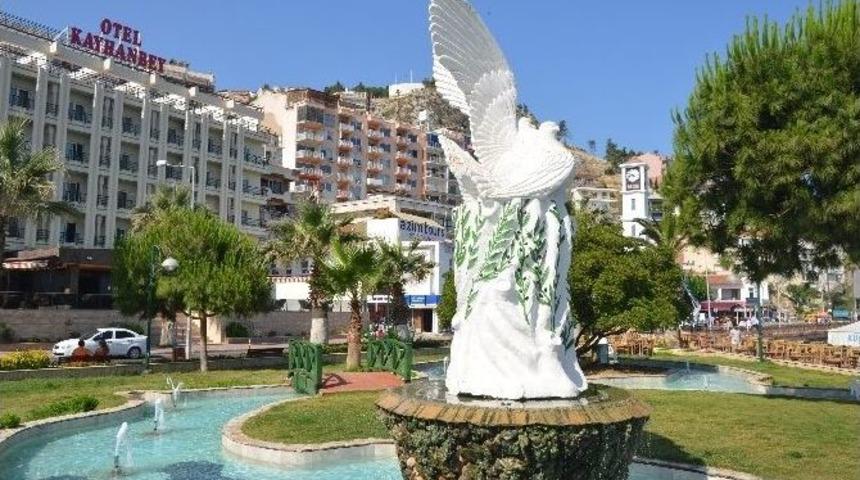 Kuşadası&rsquo;ndaki Parklarda Bakım &Ccedil;alışması Yapılıyor