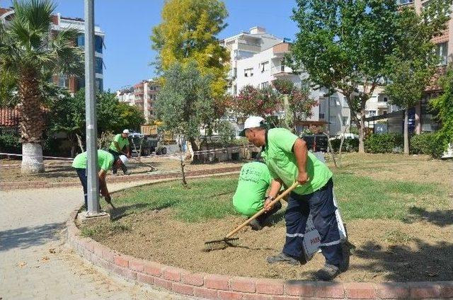 Kuşadası’ndaki Parklarda Bakım Çalışması Yapılıyor