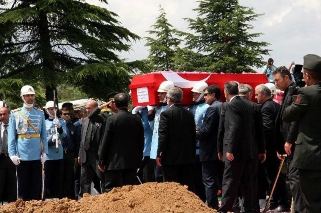 S&uuml;leyman Demirel Baba Ocağında Toprağa Verildi