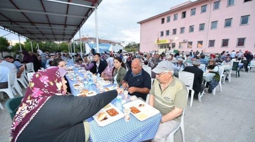 Başkan &Ccedil;er&ccedil;i Ke&ccedil;ilik&ouml;y Sakinleriyle İftarda Buluştu