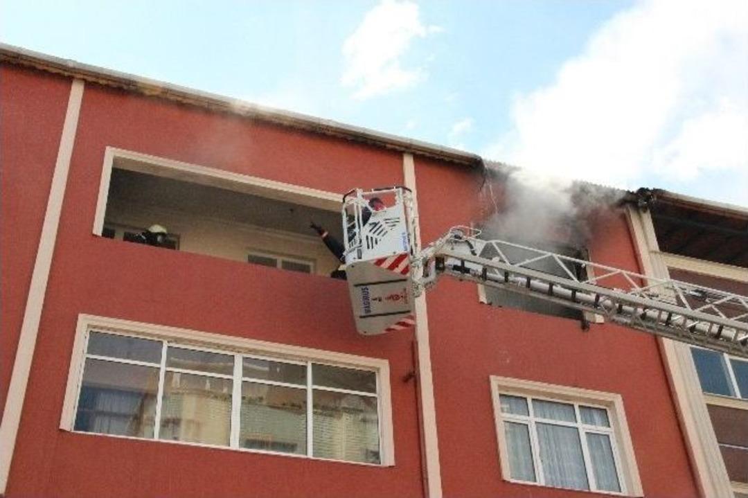 Yangında Mahsur Kalan Kadın, Son Anda Kurtarıldı