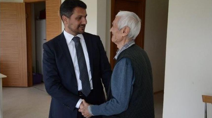 Başkan Y&uuml;z&uuml;g&uuml;ll&uuml;&rsquo;den Alzheimer Hastalarına Babalar G&uuml;n&uuml; Ve Moral Ziyareti