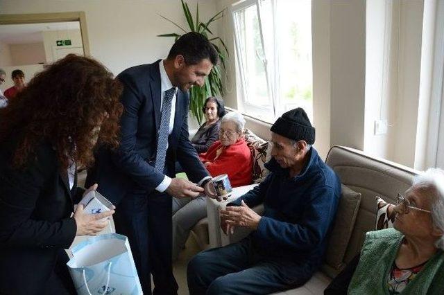 Başkan Y&uuml;z&uuml;g&uuml;ll&uuml;&rsquo;den Alzheimer Hastalarına Babalar G&uuml;n&uuml; Ve Moral Ziyareti 1