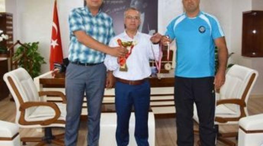 Salihli Belediye Başkanı Zeki Kayda, Şampiyon Güreşçiyi Ağırladı