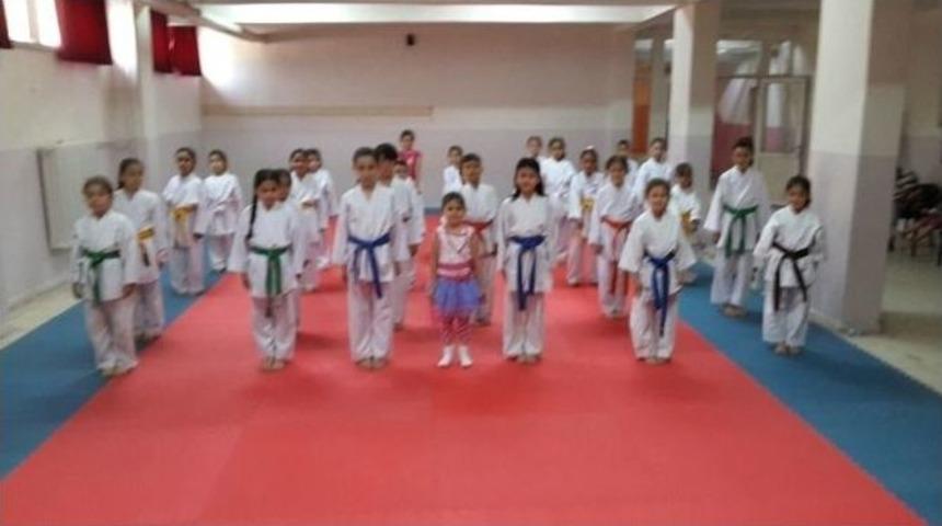 Minik Karatecilerin Kuşak Heyecanı