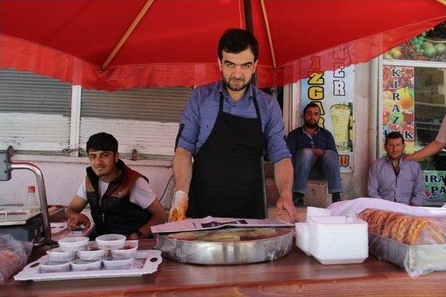 Başkale De Çiğ Köfteciler Çarşının Her Yerinde Yer Almaya Başladı