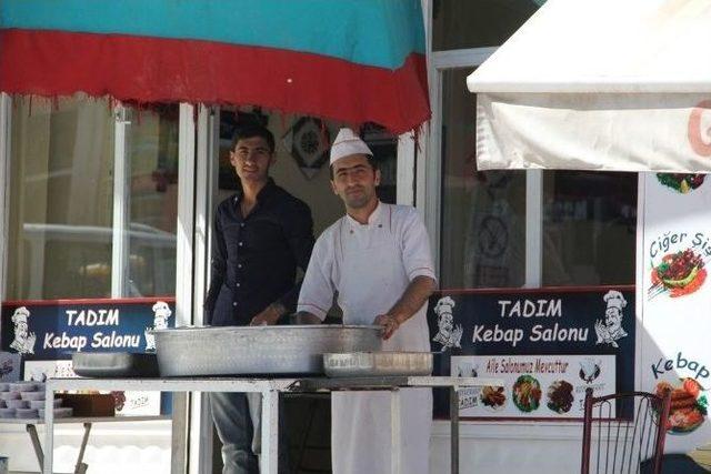 Başkale De Çiğ Köfteciler Çarşının Her Yerinde Yer Almaya Başladı