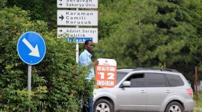 &Uuml;niversite &Ouml;ğrenimine Gelen Senegalli Gen&ccedil; 50 Lira Y&ouml;vmiye Ile Yol Kenarında Canlı Reklam Tabelası Oldu