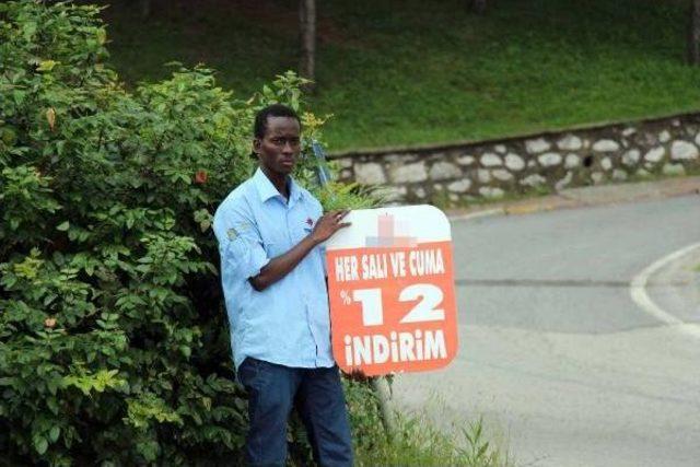 &Uuml;niversite &Ouml;ğrenimine Gelen Senegalli Gen&ccedil; 50 Lira Y&ouml;vmiye Ile Yol Kenarında Canlı Reklam Tabelası Oldu 1