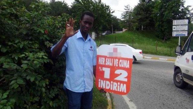 &Uuml;niversite &Ouml;ğrenimine Gelen Senegalli Gen&ccedil; 50 Lira Y&ouml;vmiye Ile Yol Kenarında Canlı Reklam Tabelası Oldu 2