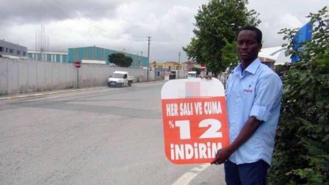 &Uuml;niversite &Ouml;ğrenimine Gelen Senegalli Gen&ccedil; 50 Lira Y&ouml;vmiye Ile Yol Kenarında Canlı Reklam Tabelası Oldu 3