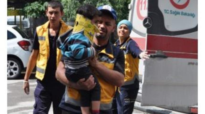 Kazada Yaralanan &Ccedil;ocuk 112 &Ccedil;alışanına Sarılarak Hastaneye Girdi