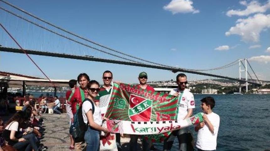 Pınar Karşıyaka'nın Şampiyonluk Bayrağı K&ouml;pr&uuml;ye Asıldı