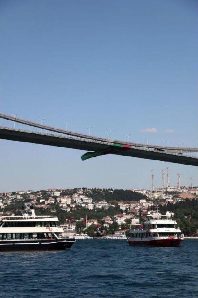 Pınar Karşıyaka nın Şampiyonluk Bayrağı K&ouml;pr&uuml;ye Asıldı 1