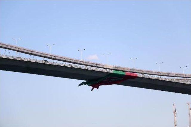 Pınar Karşıyaka nın Şampiyonluk Bayrağı K&ouml;pr&uuml;ye Asıldı 2