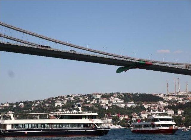 Pınar Karşıyaka nın Şampiyonluk Bayrağı K&ouml;pr&uuml;ye Asıldı 3