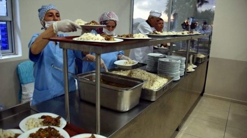 Aliağa Belediyesi&rsquo;nden Beş Yıldızlı İftar Sofrası