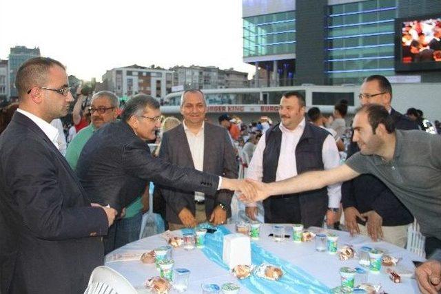 Zeytinburnu’nda Dev İftar Organizasyonu