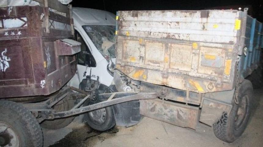 Elazığ&rsquo;da Minib&uuml;s İle Trakt&ouml;r &Ccedil;arpıştı: 4 Yaralı